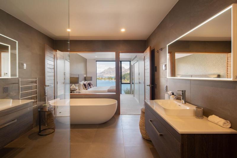 Lakehouse 1- Free Parking- Walk To Town- Air Con - image 24