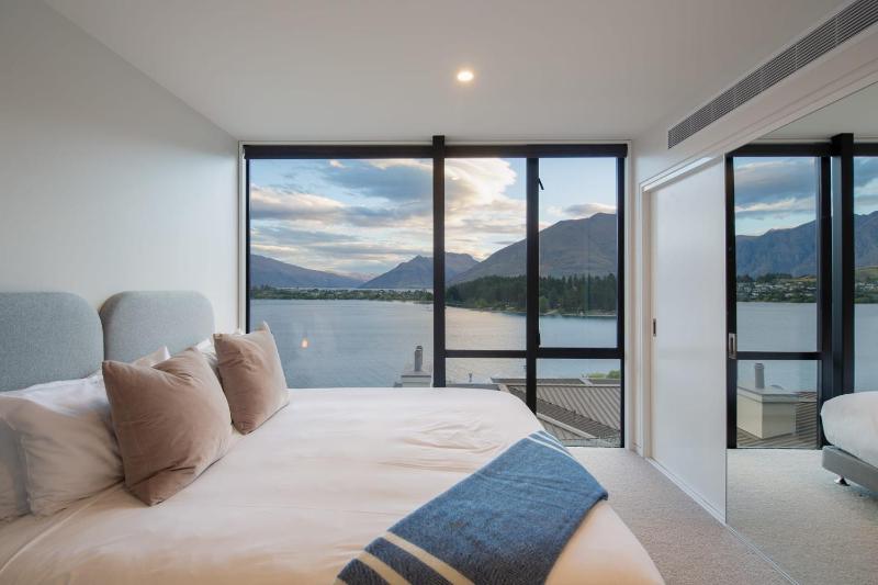 Lakehouse 2- Free Parking- Walk To Town- Air Con - image 2