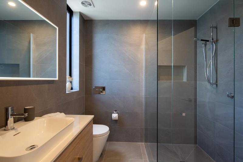 Lakehouse 2- Free Parking- Walk To Town- Air Con - image 20