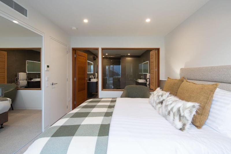 Lakehouse 3- Free Parking- Walk To Town- Air Con - image 14