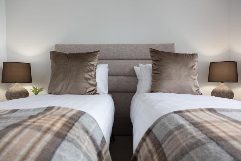 Lakehouse 3- Free Parking- Walk To Town- Air Con - image 12