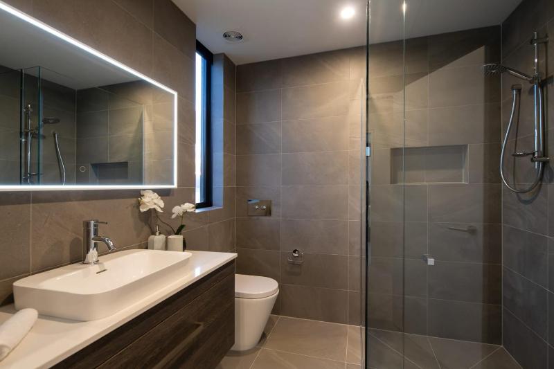 Lakehouse 4- Free Parking- Walk To Town- Air Con - image 16