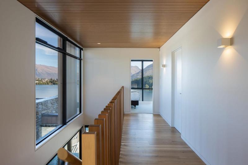 Lakehouse 4- Free Parking- Walk To Town- Air Con - image 9