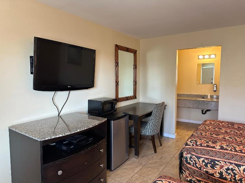 Superior Queen Room with Two Queen Beds image 2