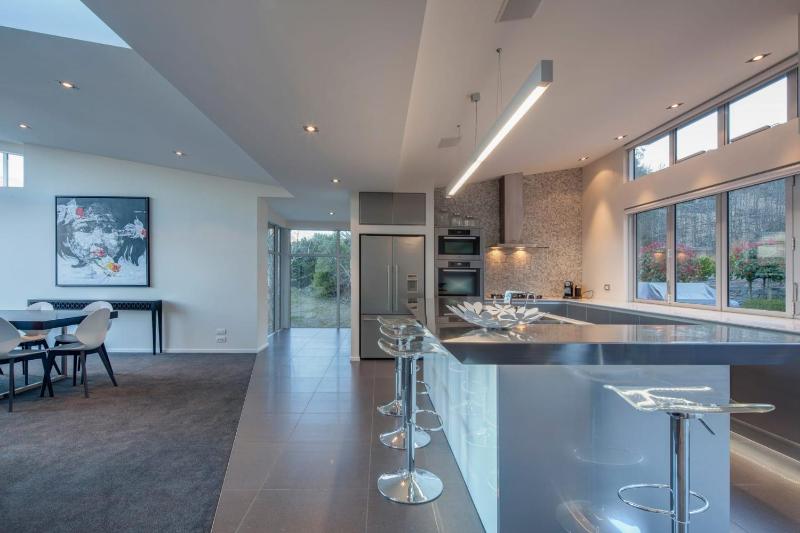 Villa Matau- Gas Fire- Lake Views- AC- BBQ - image 9
