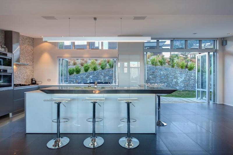 Villa Matau- Gas Fire- Lake Views- AC- BBQ - image 32