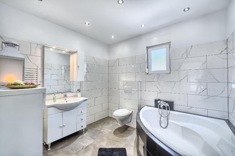 Family friendly house with a swimming pool Kastel Stari Kastela - 22138 - image 22