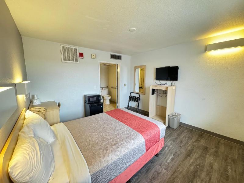 Queen Room - Disability Access image 4