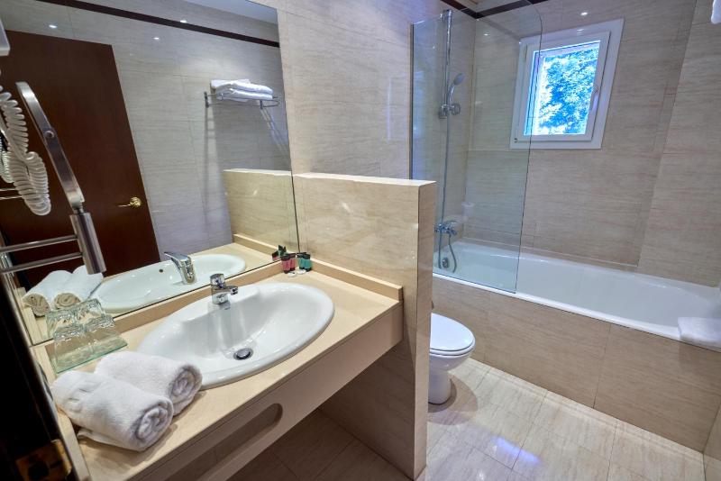 Standard Double or Twin Room image 4