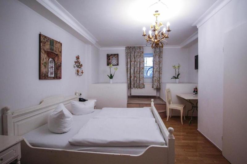 Standard Twin Room image 3