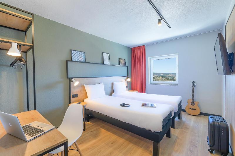 Twin Room image 4