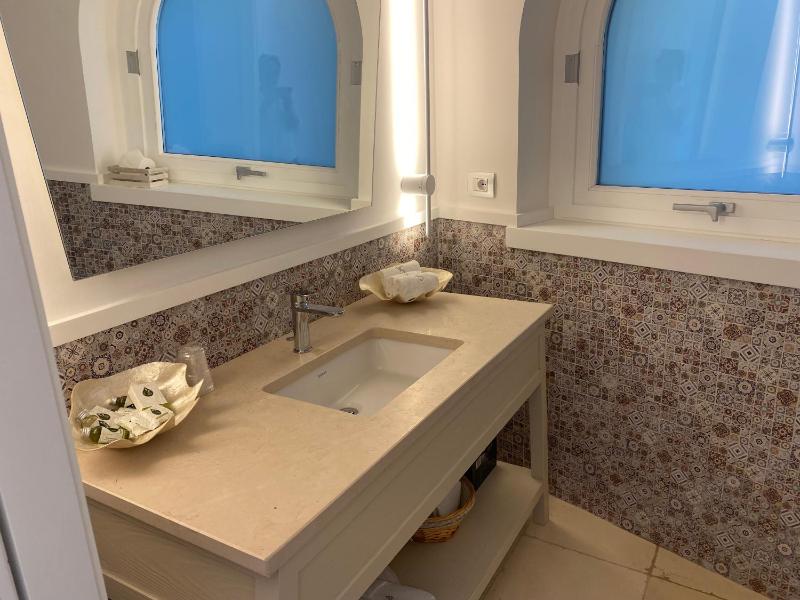 Deluxe Double Room with Balcony and Sea View image 4