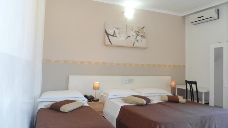 Superior Triple Room with Terrace image 4