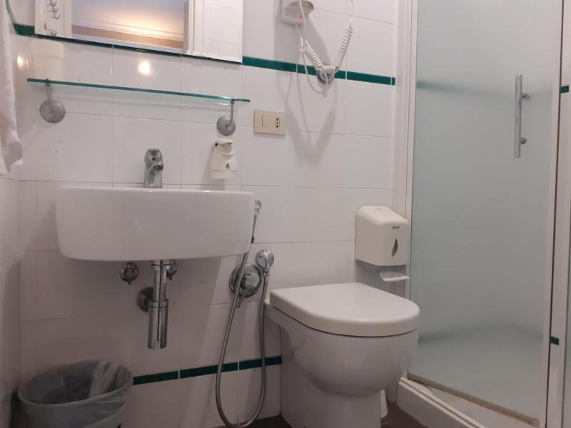 Standard Triple Room image 4