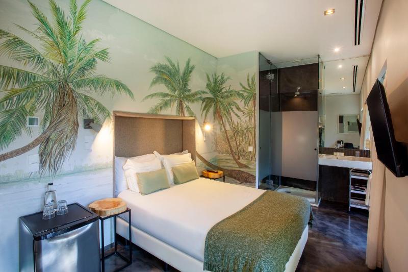 Junior Double Room with Balcony image 1