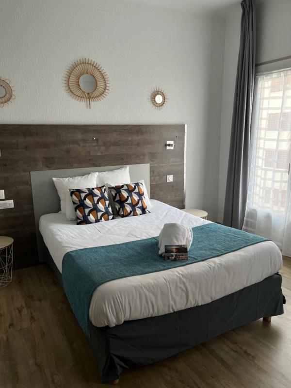 Double Room with City View image 1