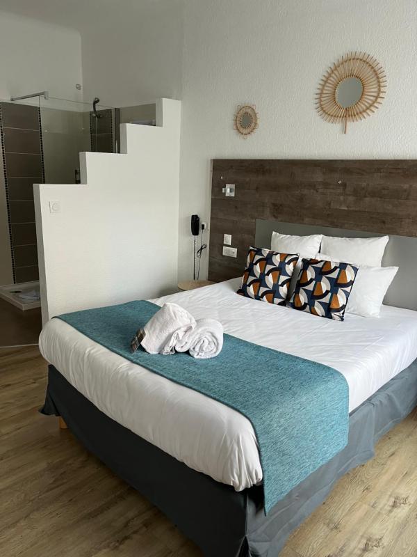 Double Room with City View image 3