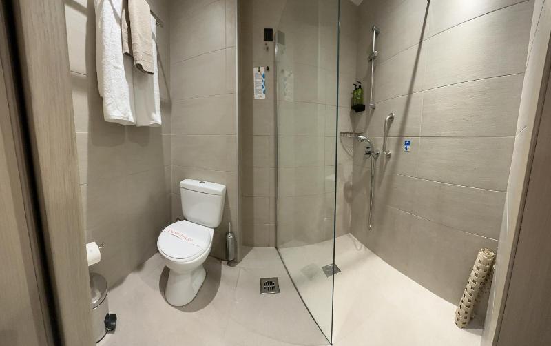 Cozy Double Room with Swim Up Pool image 4