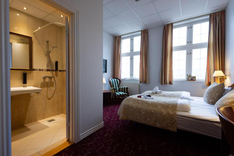 Double or Twin Room image 4