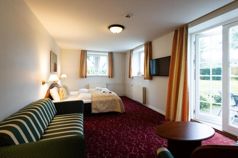 Family Room image 3