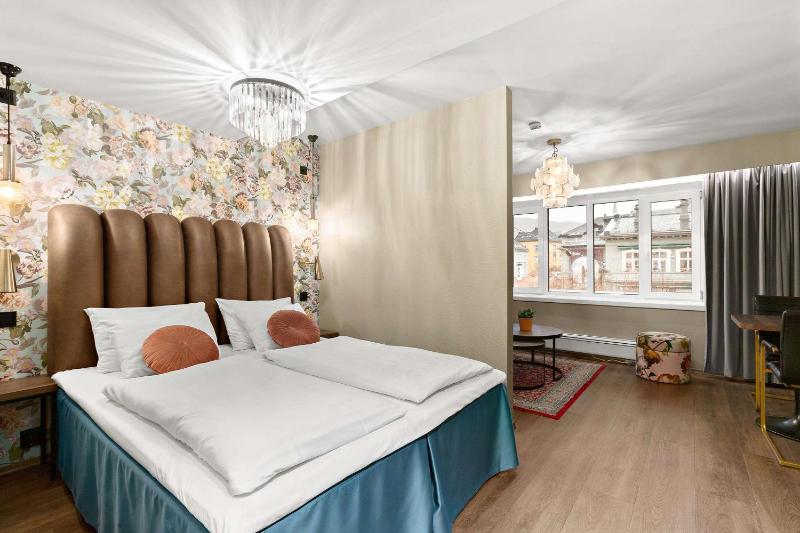 Standard Twin Room image 3