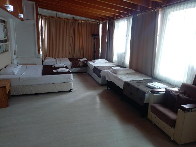 Quadruple Room image 4