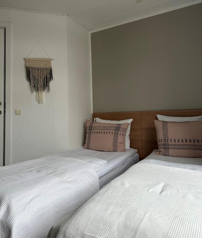 Standard Twin Room image 3