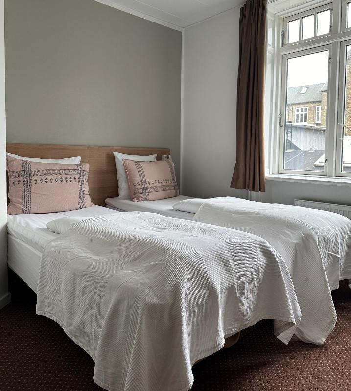 Standard Twin Room image 4