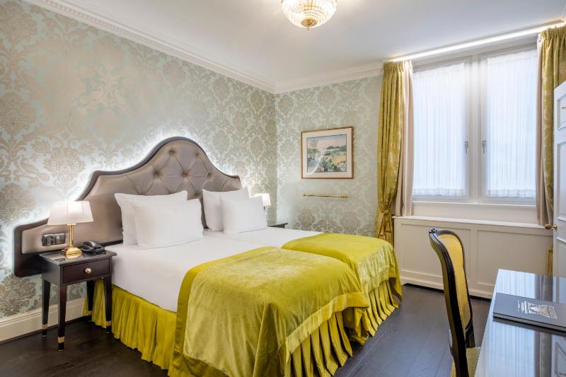 Classic Double Room image 3