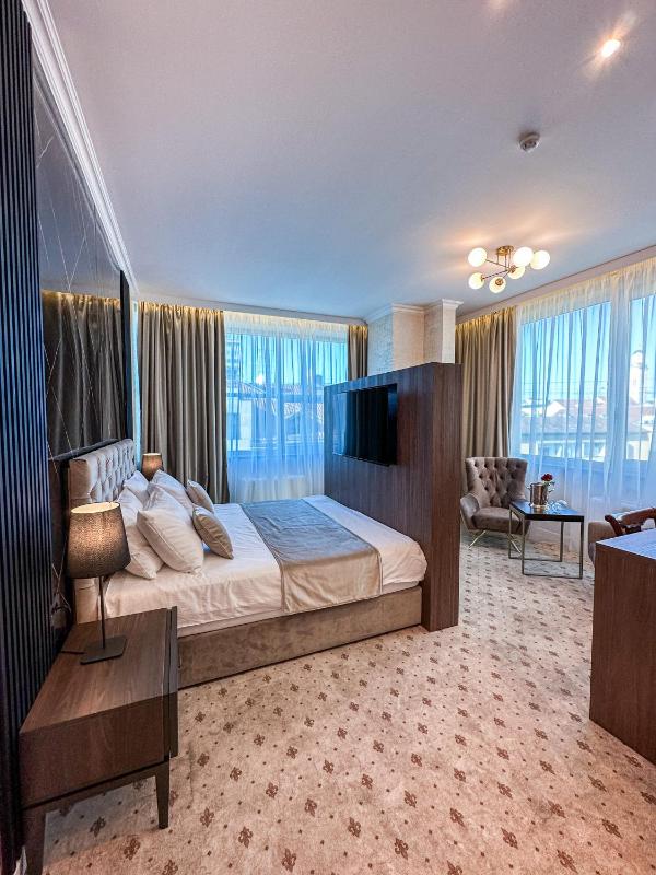 Deluxe King Room image 1