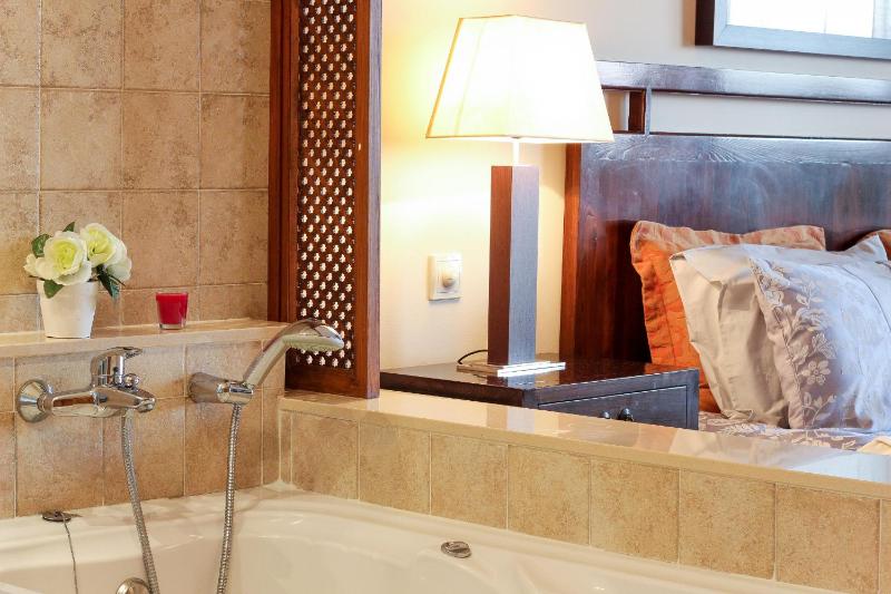 Malibu Mansions with private hot tub - image 30