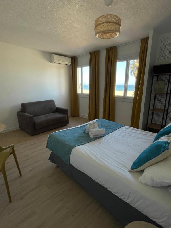 Triple Room with Sea View image 4