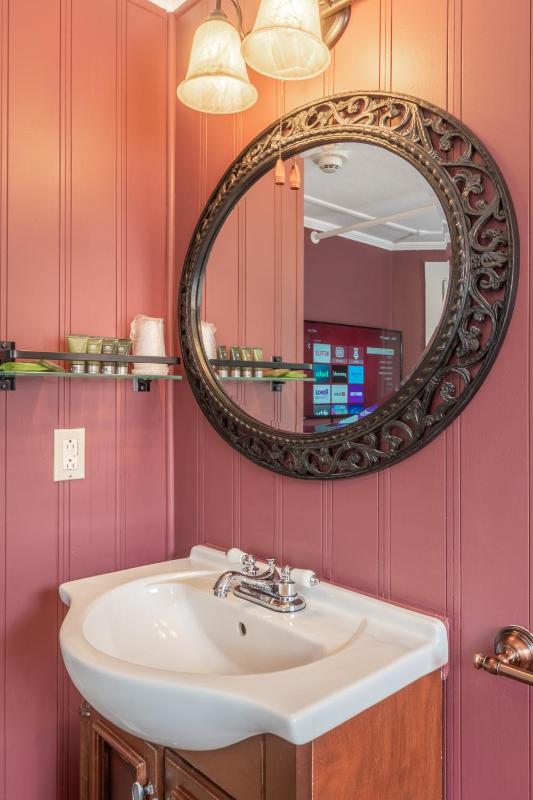 Traditional Queen Room - Adults Only  image 3