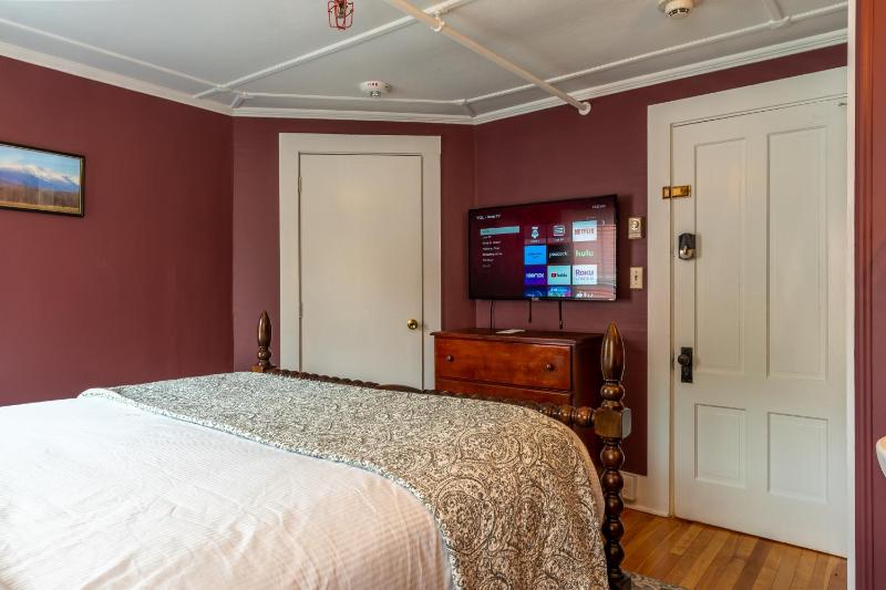 Traditional Queen Room - Adults Only  image 4