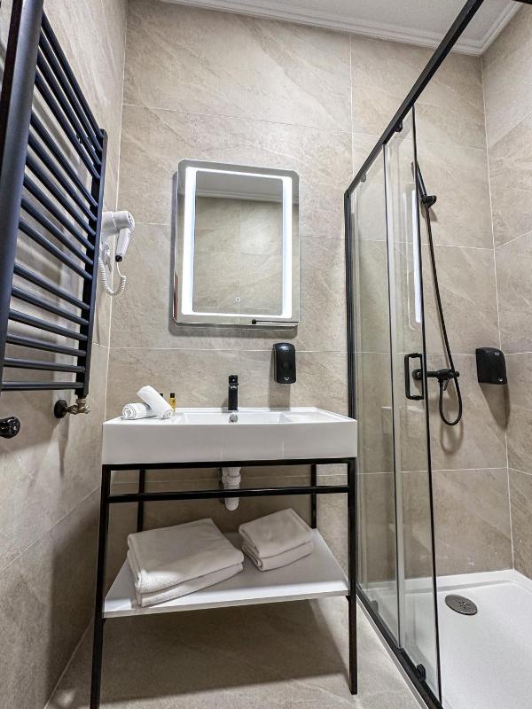 Superior Triple Room image 4