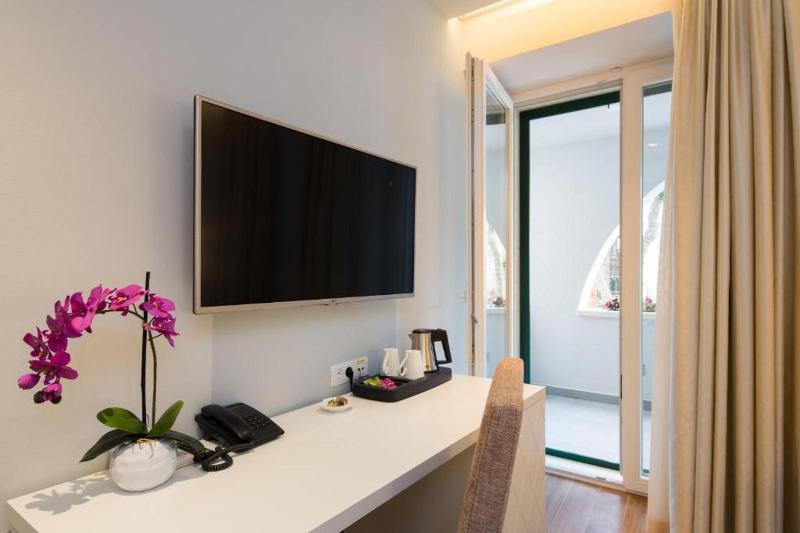 Deluxe Double Room with Balcony image 3