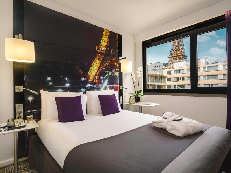 Privilege Double Room with Eiffel Tower View, Upper Floors, with Double Bed image 4
