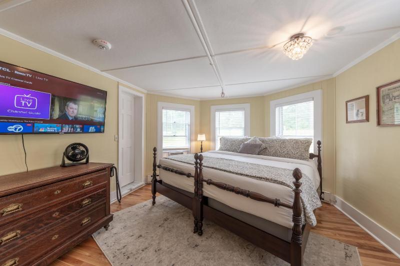 Deluxe King Room image 1