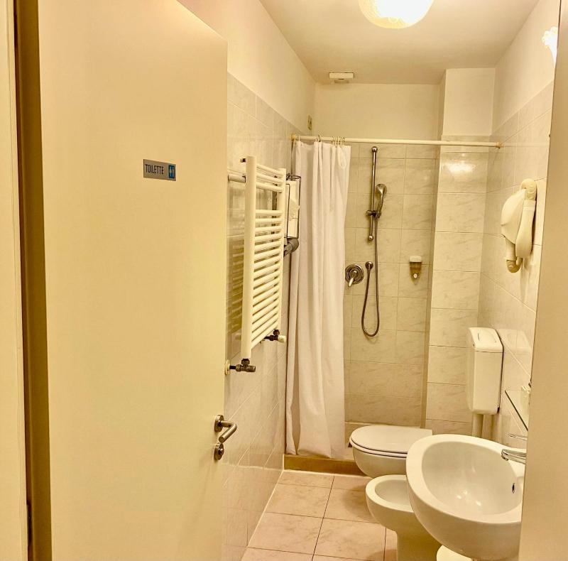 Twin Room with External Shared Bathroom image 2