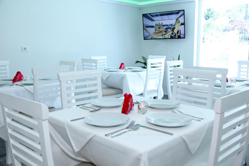 Atlantis Hotel & Apartments - image 2