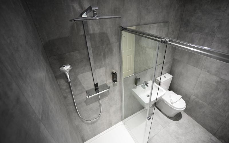 Double Room with private toilet and shower image 3