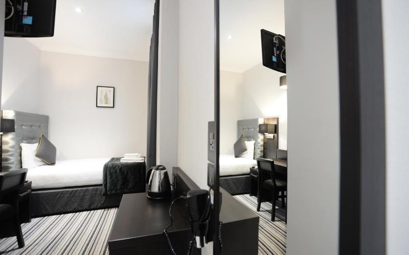 Double Room with private toilet and shower image 4