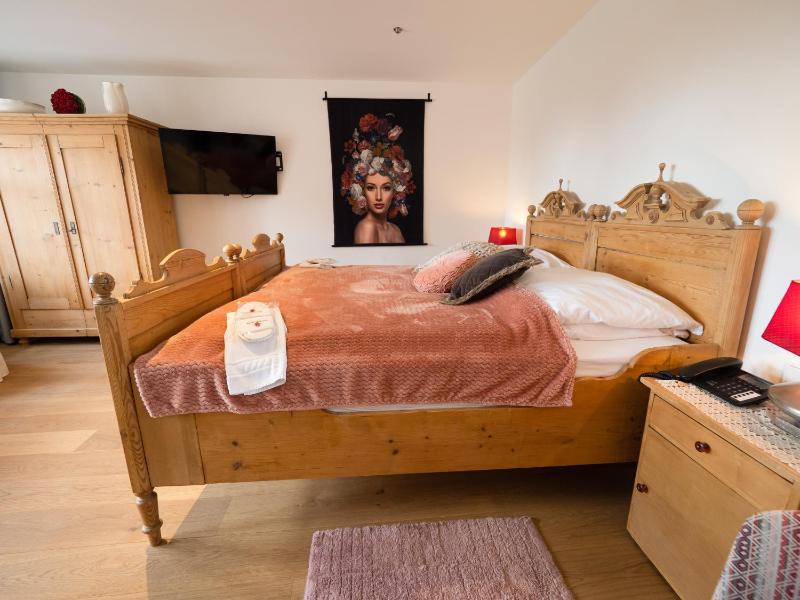 Deluxe Room / Bridal Suite - Schottentower image 3