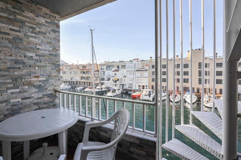 WELCS APARTAMENTO 118 EMP con vistas al canal - image 1