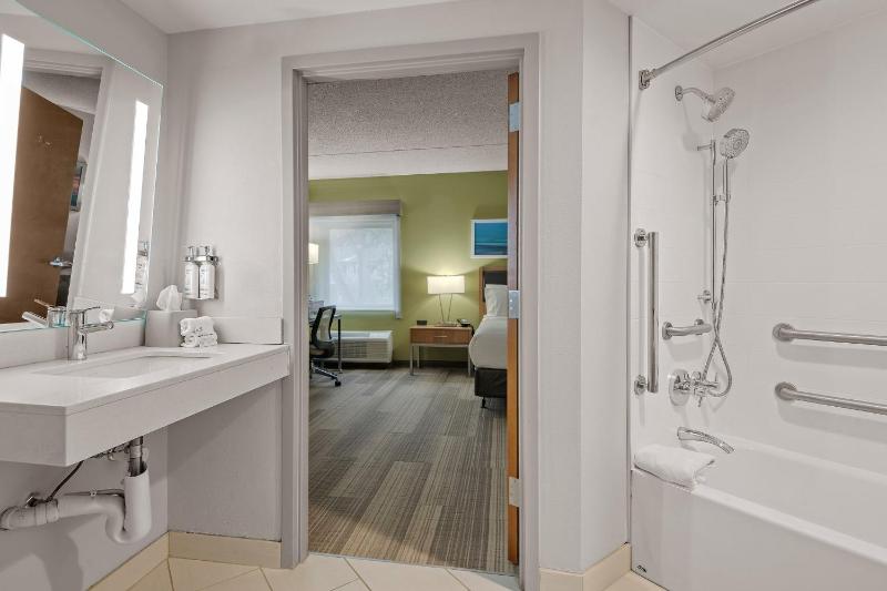 Queen Room with Single Sofa Bed and Tub - Mobility Accessible  image 4