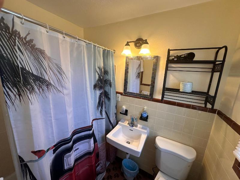 Standard King Room image 3