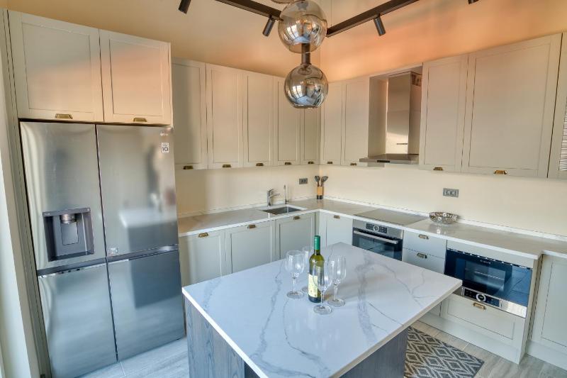 Luxurious 3-Bedroom Apartment by MN Property - image 9