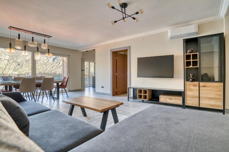 Luxurious 3-Bedroom Apartment by MN Property - image 11
