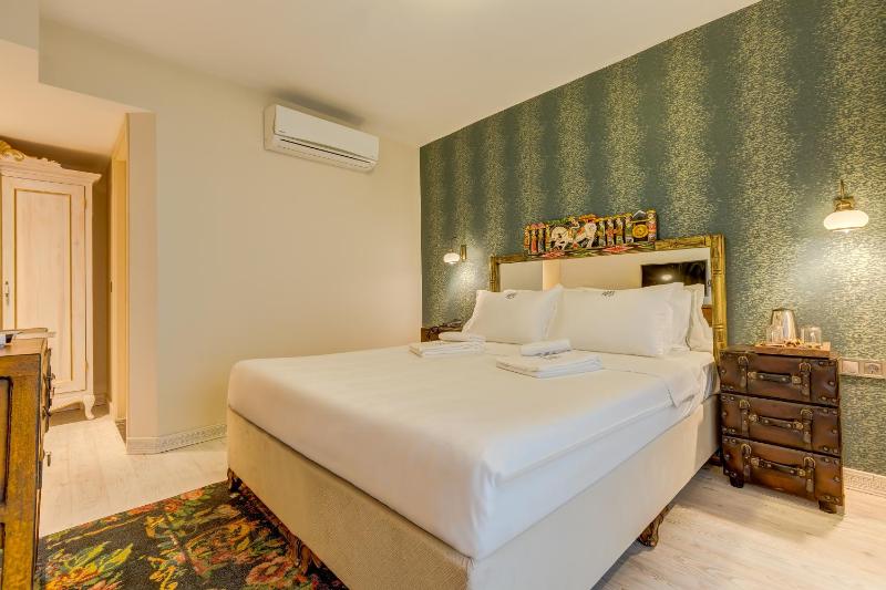 Deluxe Double Room with Side Sea View image 4
