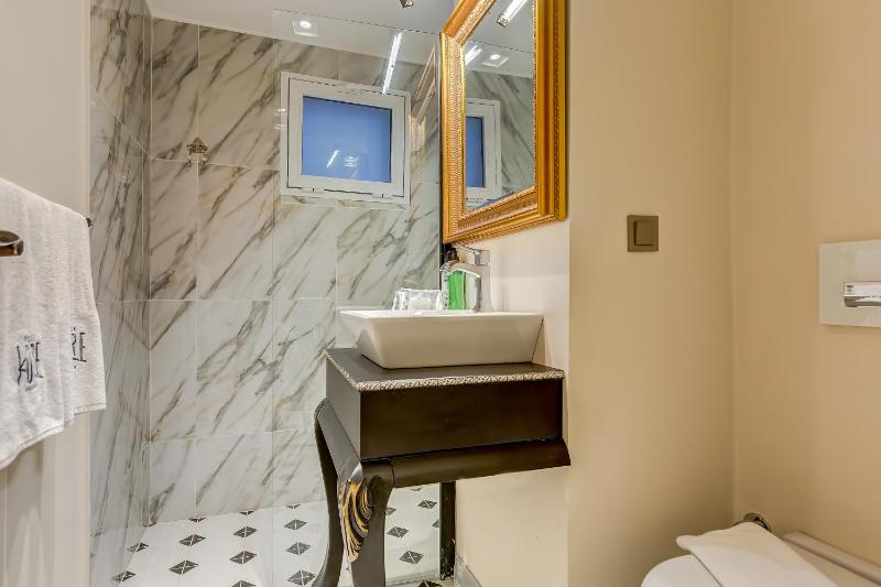 Deluxe Double Room with Side Sea View image 2